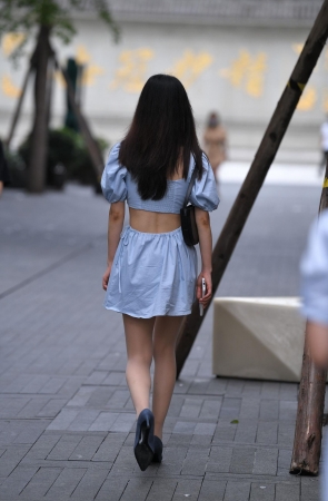 蓝裙丝袜美女