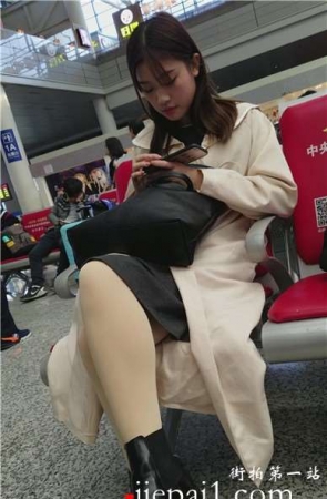 4k-高铁站候车室内的长腿肉丝美腿女孩，清纯美丽。