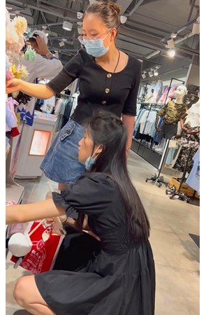 牛仔裙美女