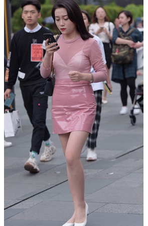 一身粉装的漂亮小姐姐(33P)[650M/JPG]