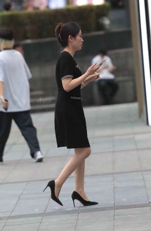 高跟街拍少妇