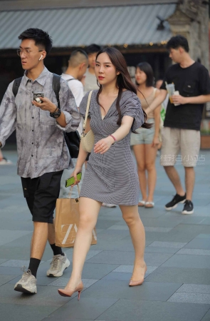街拍灰色裙米色高跟靓妹