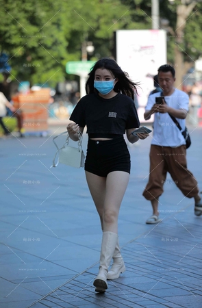 黑色热裤美眉 [18P]