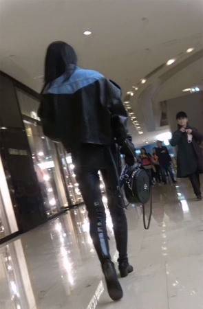 高挑街拍皮裤美女