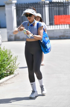 修长灰色紧身裤美女