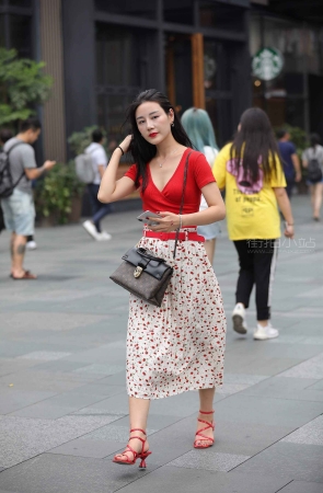 街拍红色凉高跟女孩