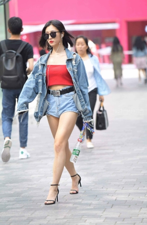 一身牛仔的长腿姐姐