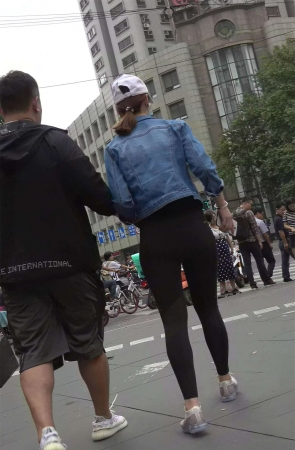 超紧身弹力裤牛仔外套鸭舌帽小姐姐