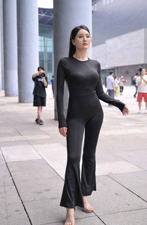 黑色紧身裤美女