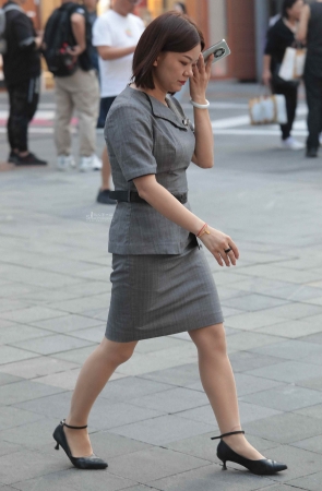 肉丝街拍高跟OL