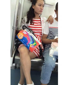 目光呆滞的肉丝美腿美女