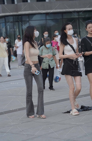 街拍灰色牛仔裤美眉