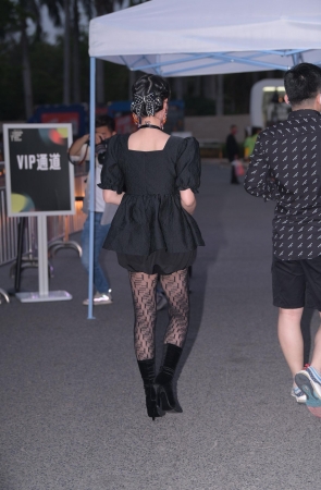 她，上了保时捷~