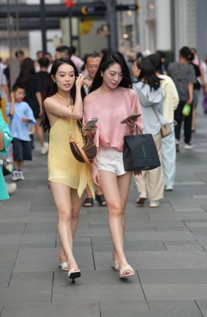 25325-3=57√热裤凉拖闺蜜