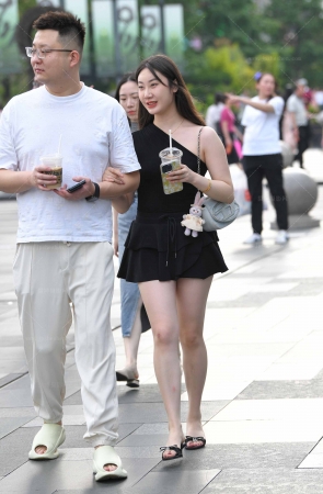 2455-10=86√超短裙凉拖小姐姐 15P