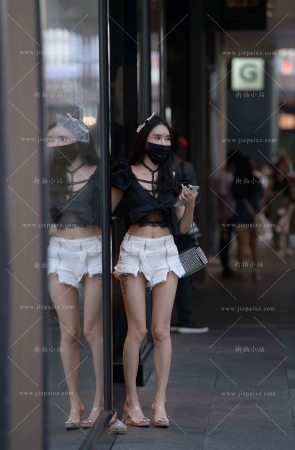 街拍白热裤美腿小姐姐 [18P]