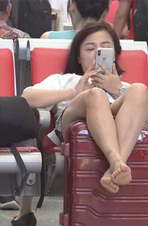 候车室里的靓丽的赤足者裸足美女