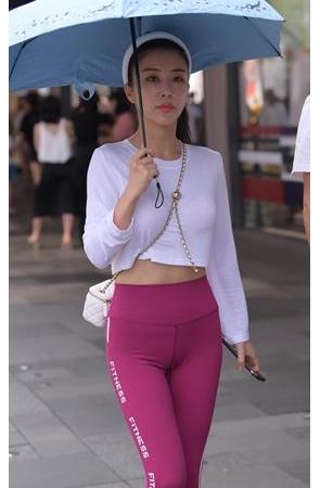 遮阳伞下的瑜伽裤美女(54P)