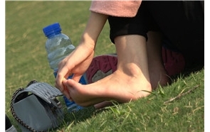 4k-黑色紧身裤粉外套棉袜街拍美女