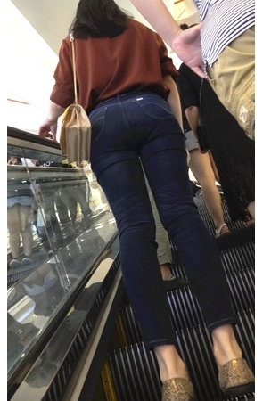 电梯上的蓝牛美眉 [1.14G/MP4]