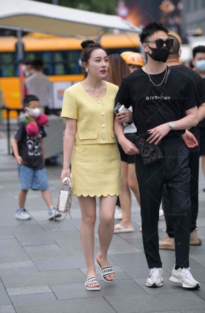街拍黄色裙白皙美女
