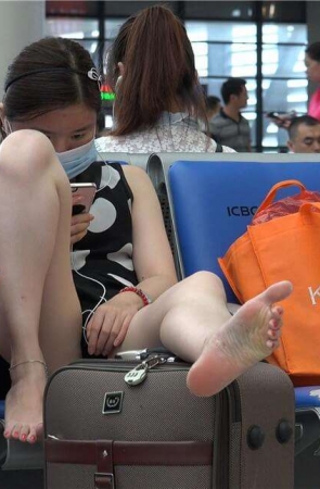 4K – 坐姿霸气的美腿妹子 [699 MB/MP4]