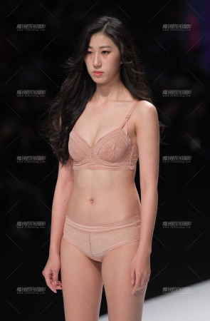 T台内衣秀，一套俩模