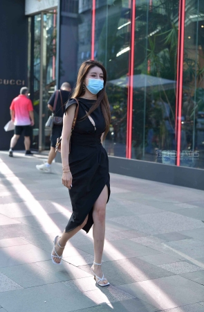 街拍黑色开叉裙大美女