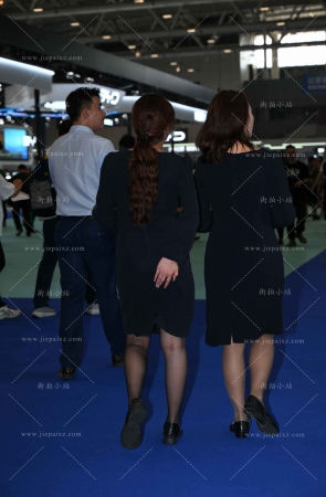 车展的两位礼仪导购~ [17P]