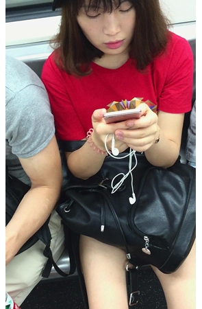 地铁上拍摄甜美小清新的红色T恤女孩