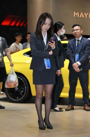 卖大奔的美女就是漂亮~