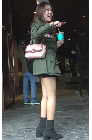 喝奶茶的漂亮小姐姐