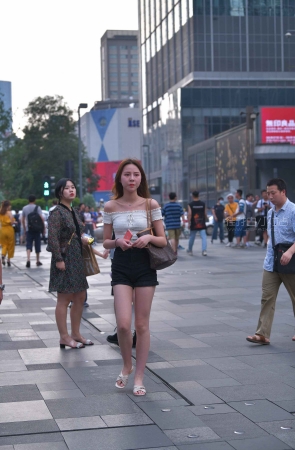 街拍黑色热牛小美妞