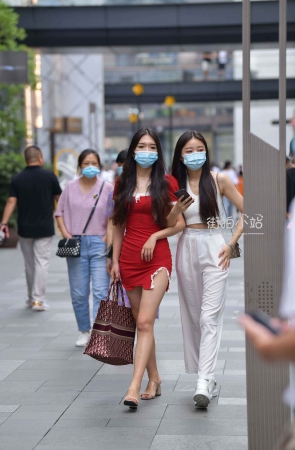 街拍大红短裙姐妹
