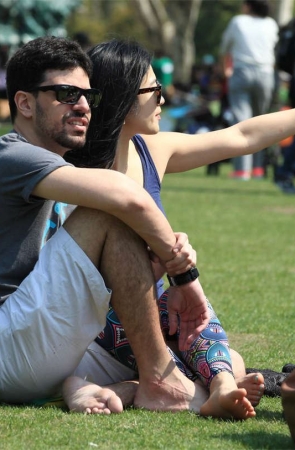 No802 热力女孩美足姿势丰富，还有外国女伴大白脚助阵 第2套