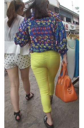 和闺蜜逛街的黄裤紧身妹子 [185M/MP4]