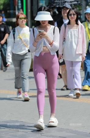 粉色紧身瑜伽裤
