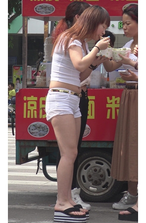 吃凉皮的紧身白热丰腴美女