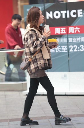 街拍黑丝少妇