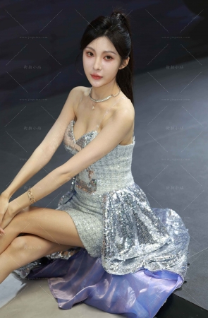 低胸吊带裙甜美小姐姐 【图片➕视频】