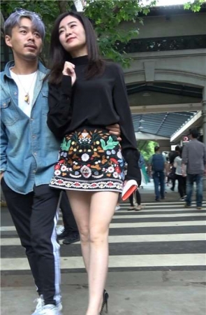 4K – 复古花裙街拍美腿肉丝袜高跟鞋极品女神美女 [1.02 GB]