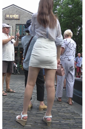 爱拍照的白色高腰裙美女