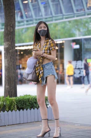 精选街拍作品 NO.1061 牛仔热裤透明高跟鞋的时尚女生[103P/53.9MB]