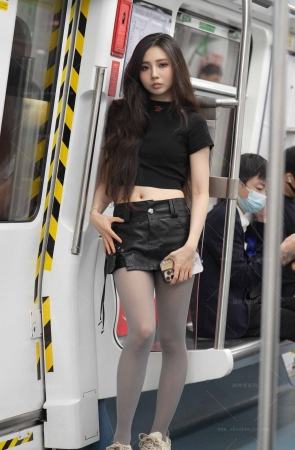 地铁里站着玩鞋的灰丝8K画质6min 12P