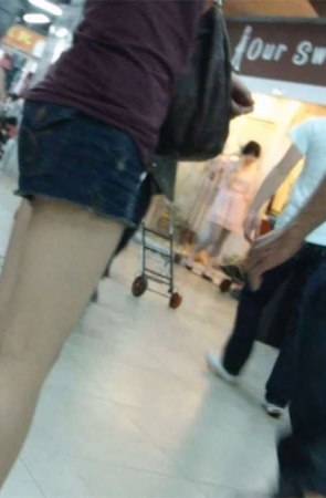 跟拍MM逛商场嫩白美腿