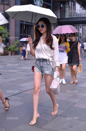 打伞的热裤紧牛