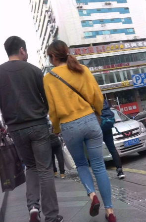 黄衣紧身牛仔小妞