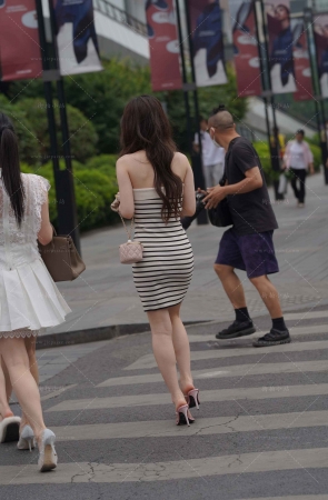 街拍条纹裙美zu小姐姐