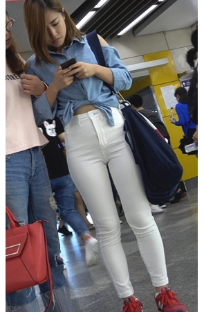 漂亮的紧身白裤妹子[844M/MP4]