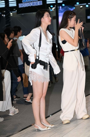 极品美腿御姐摄影师